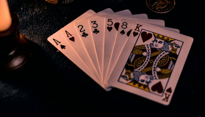 মোবাইলে ইস্পোর্টস ম্যাচ কার্ড পড়ার দৃশ্য